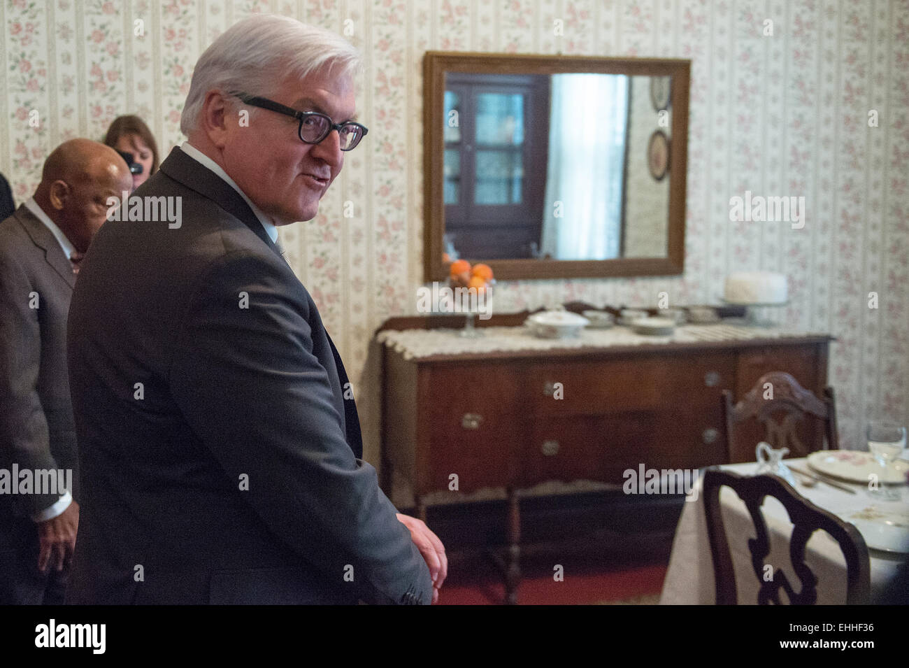 Atlanta, USA. 13Th Mar, 2015. Le ministre allemand des affaires étrangères, Frank-Walter STEINMEIER (SPD) visites l'ancienne résidence des parents des droits civils, Martin Luther King qu'il rend visite à la rue Martin-Luther-King les lieux historiques nationaux du Canada à Atlanta, USA, 13 mars 2015. Le site comprend l'ancienne résidence du Dr King's parents, son église et son tombeau. Photo : Maurizio Gambarini/dpa/Alamy Live News Banque D'Images