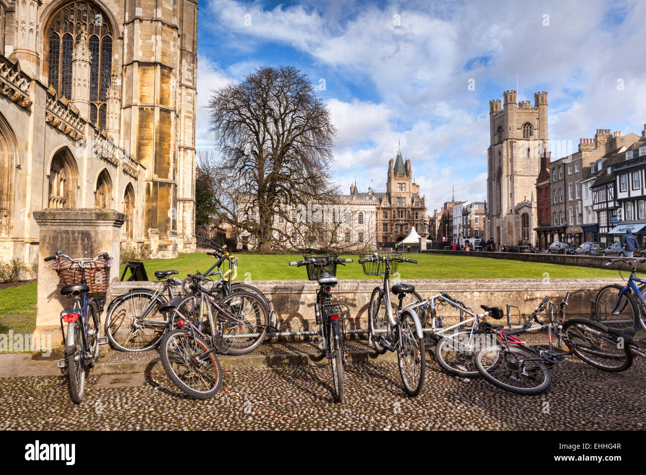 Kings Parade, Cambridge, une scène de rue avec des vélos à l'avant-plan, typique de la ville. Grande de l'église St Mary, Trinity... Banque D'Images