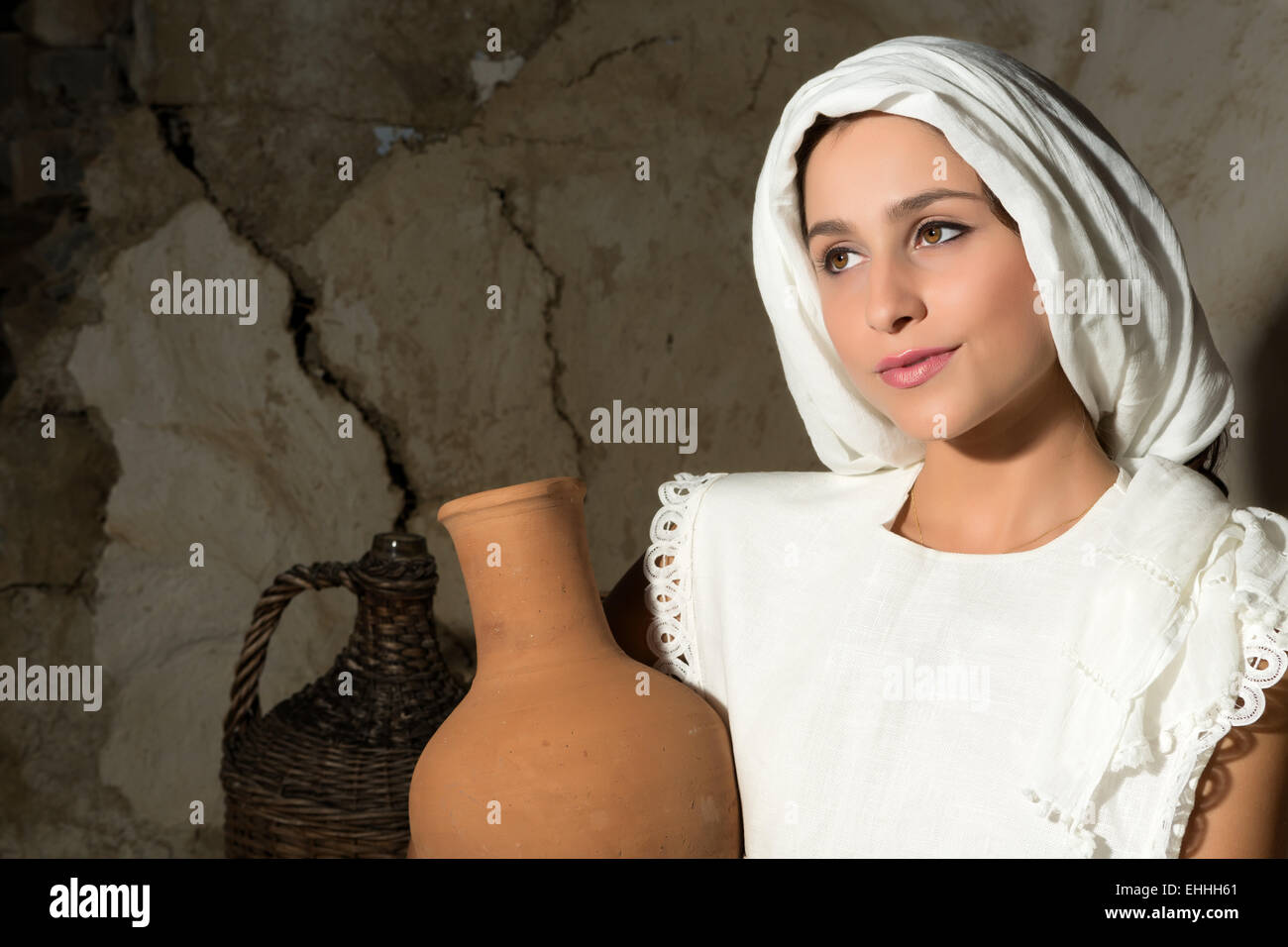 Portrait d'une femme biblique représentant la Vierge Marie tenant une cruche de vin Banque D'Images