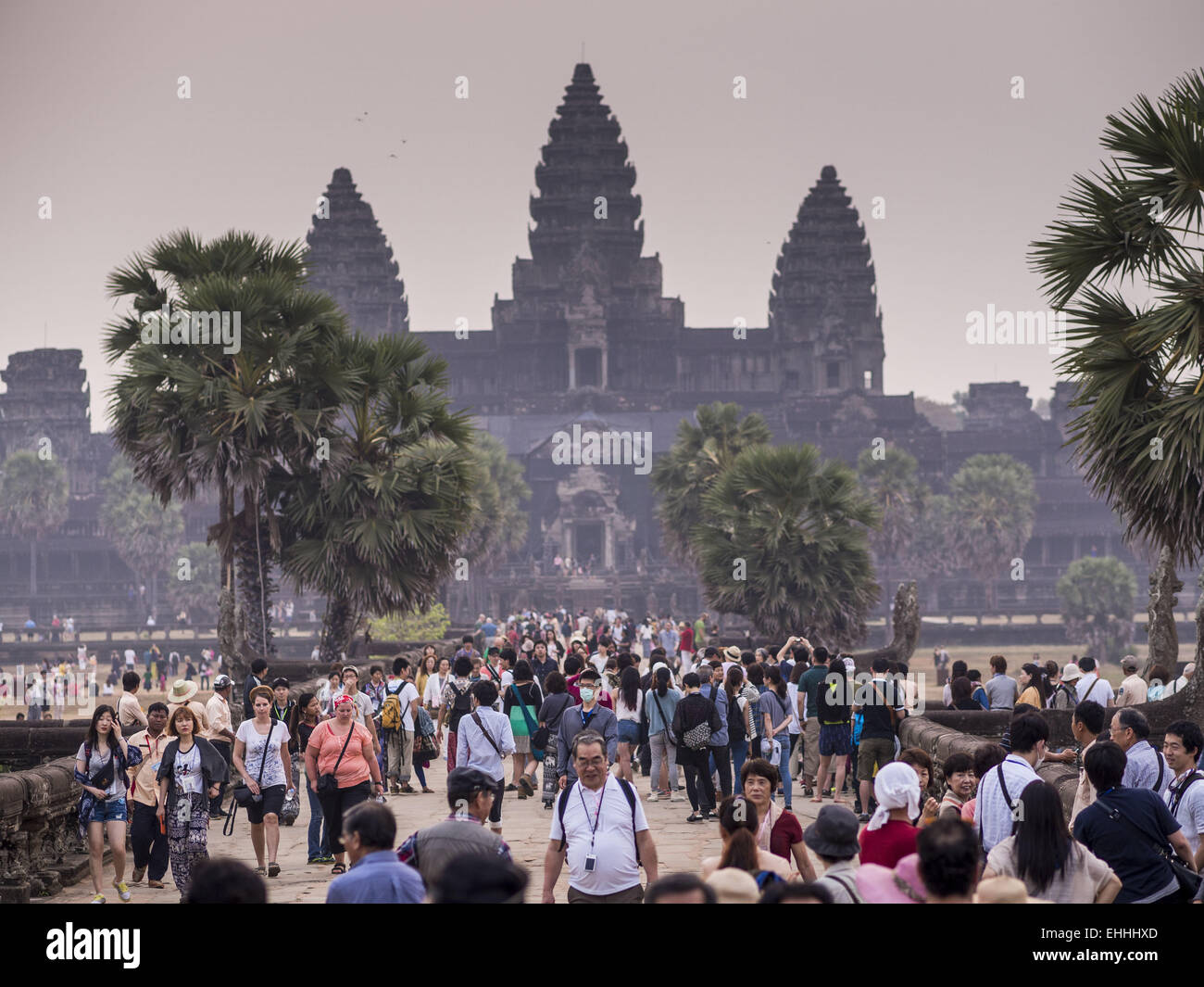 Phnom Penh, Cambodge, Phnom Penh. 14Th Mar, 2015. Les touristes à pied dans la zone autour de Angkor Wat. La région connue sous le nom de ''Angkor Wat'' est une collection de ruines archéologiques et de temples. La zone a été développé par d'anciens Khmer (cambodgien) Kings dès 1150 CE et a rénové et agrandi autour de 1180CE par Jayavarman VII. Angkor Wat est maintenant considérée comme la septième merveille du monde et est le plus important du Cambodge en attraction touristique. © Jack Kurtz/ZUMA/Alamy Fil Live News Banque D'Images