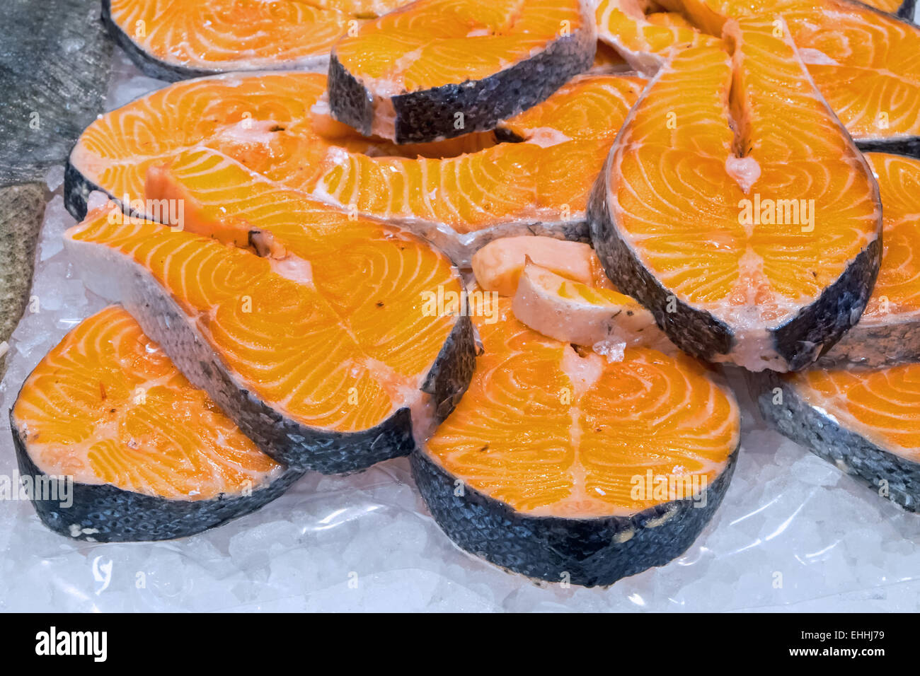 Filet de saumon frais à la vente à un marché Banque D'Images