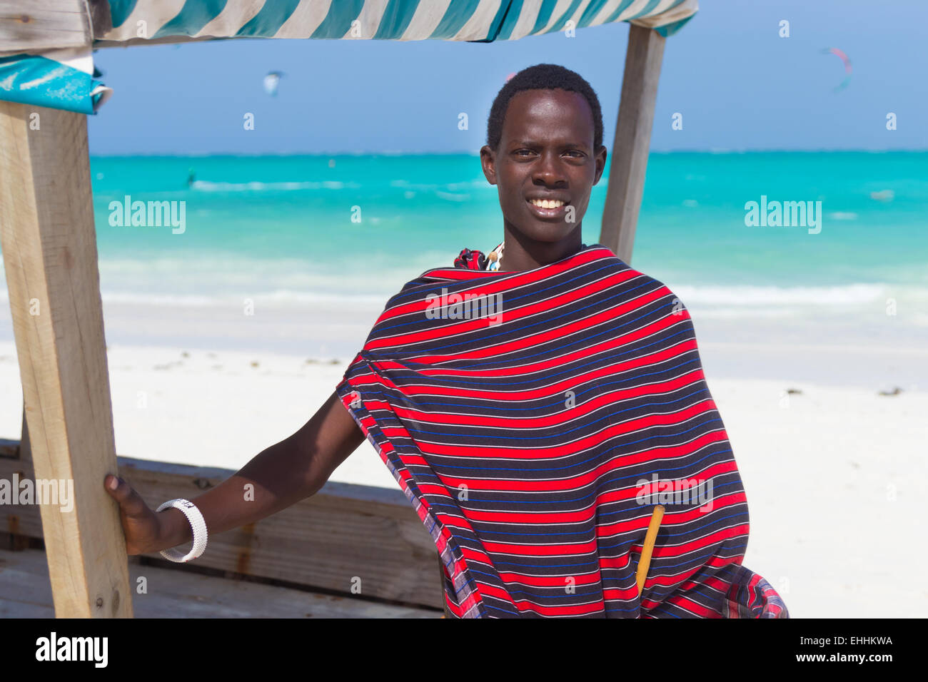 Traditonaly homme noir habillé sur la plage. Banque D'Images