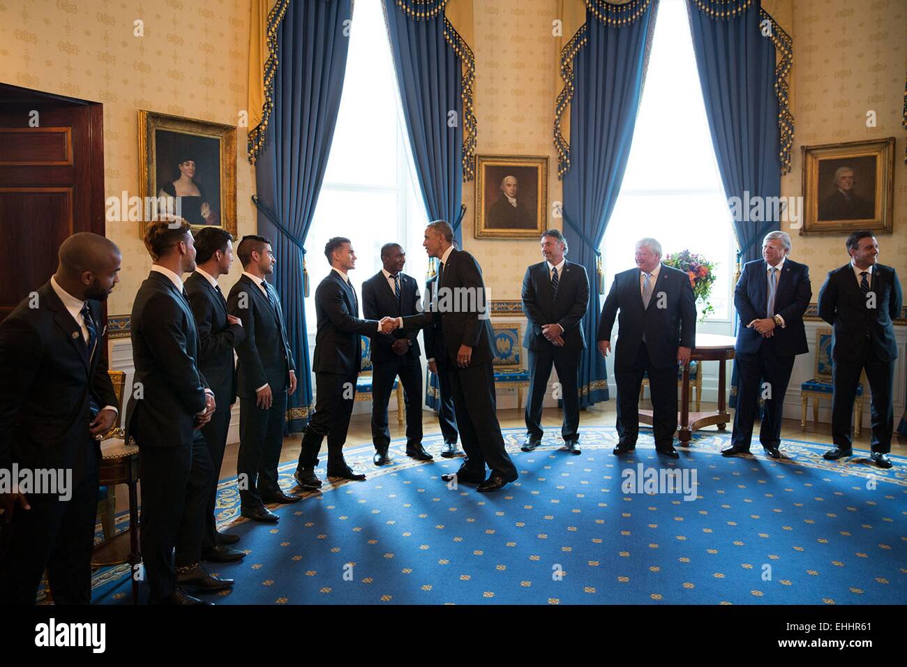 Le président américain Barack Obama salue les joueurs et dirigeants du Sporting Kansas City avant une manifestation pour accueillir l'équipe et de l'honneur leur victoire dans la MLS 2013 Championnat coupe dans la salle bleue de la Maison Blanche le 1 octobre 2014 à Washington, DC. Banque D'Images