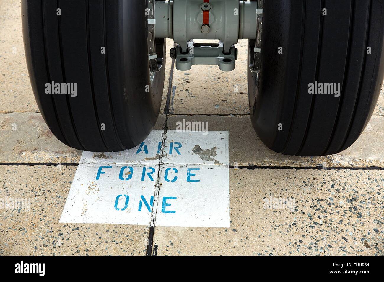 Détail de la roue d'Air Force One sur la piste avant le départ du Président Barack Obama en route vers Evansville, Indiana le 3 octobre, 2014 à Joint Base Andrews, dans le Maryland. Banque D'Images