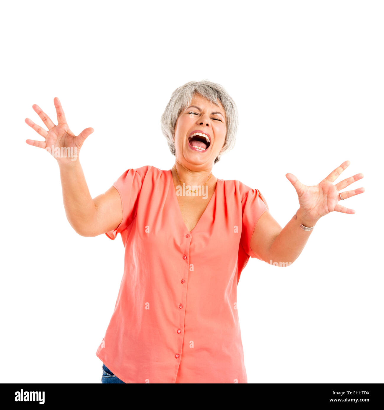 Portrait d'une femme âgée en train de crier et de peur avec quelque chose, isolé sur fond blanc Banque D'Images