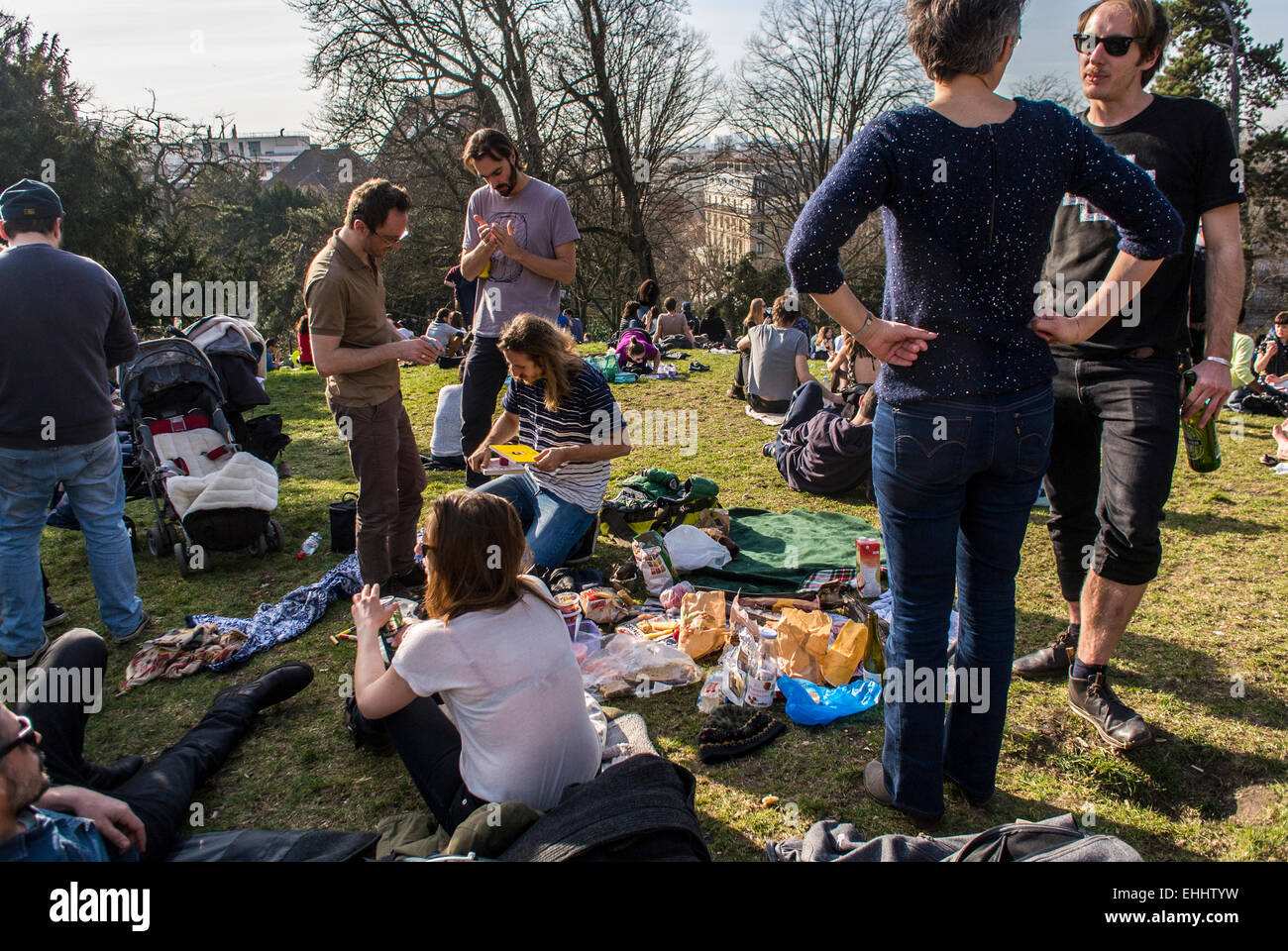 Paris, France, jeunes couples, familles, profiter du printemps dans les parcs urbains français, 'Butte Chaumont', pique-nique sur la pelouse, foule de jeunes adultes, des gens debout dans une foule Banque D'Images