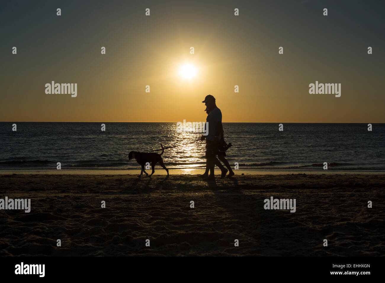 Couple avec un chien à la plage Banque D'Images