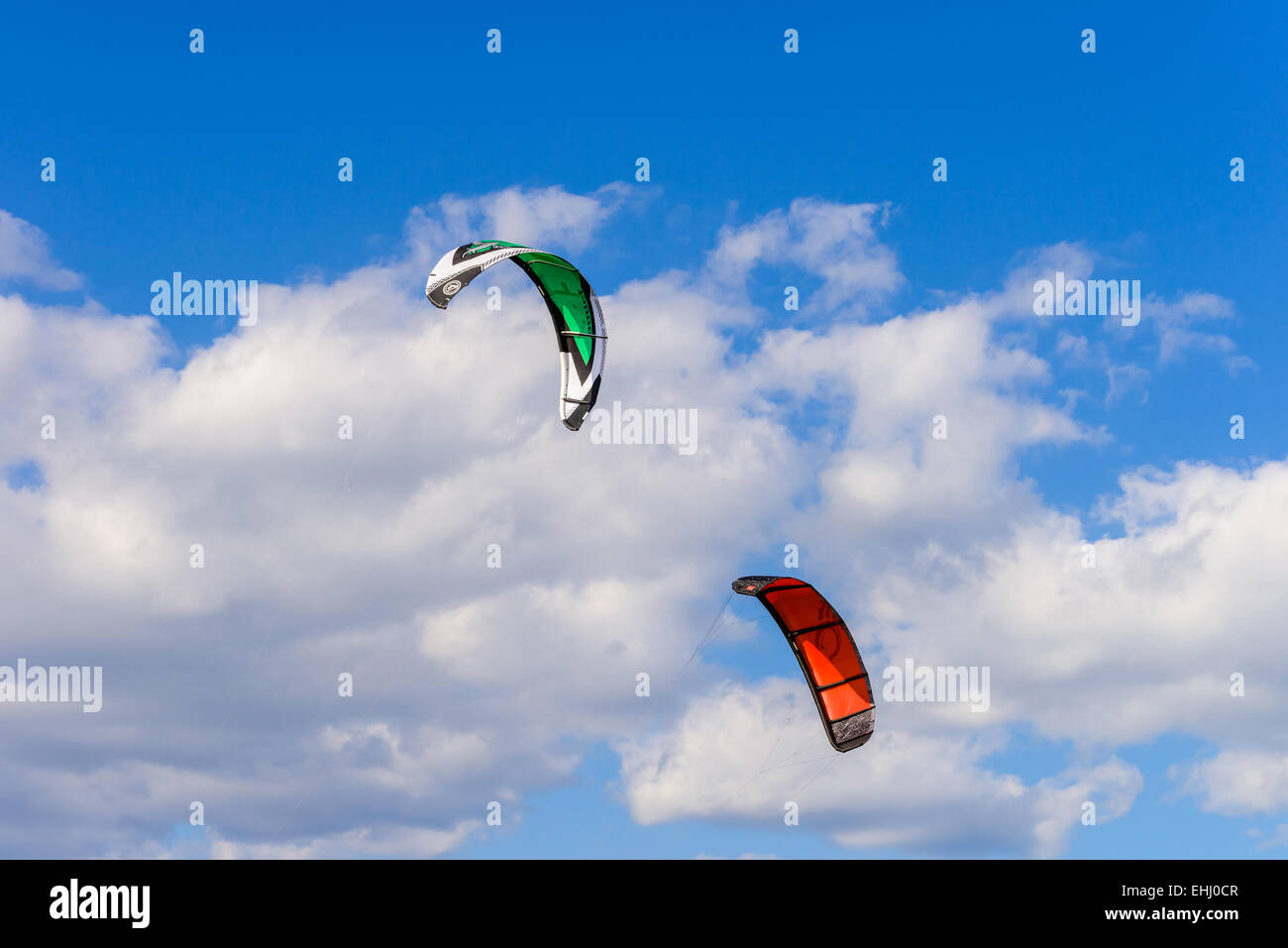 Deux kites surf against a blue sky Banque D'Images