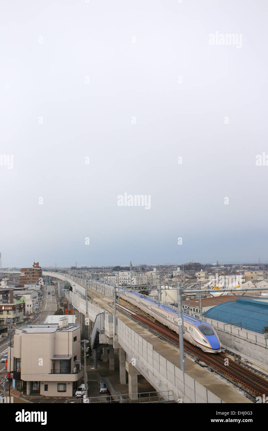 Le Japon a officiellement ouvert son nouveau Rail 1,7 billions de yens route entre Nagano et Kanazawa, sur la côte ouest du Japon, le 14 mars, 2015. L'Hokuriku Shinkansen relie Tokyo à Kanazawa dans la préfecture d'Ishikawa en 2 heures et demie. Les nouveaux trains offrent une nouvelle classe de luxe et voyage à des vitesses maximales de 260 km/h. Les billets pour le premier voyage sur la ligne se sont vendus en 25 secondes et les trains sont censées fournir un stimulant majeur pour le tourisme et l'économie des nouveaux arrêts le long de la côte de la mer du Japon. Dans l'avenir il est prévu que la ligne pourrait être prolongée jusqu'à Osaka. (Photo de bla) Banque D'Images