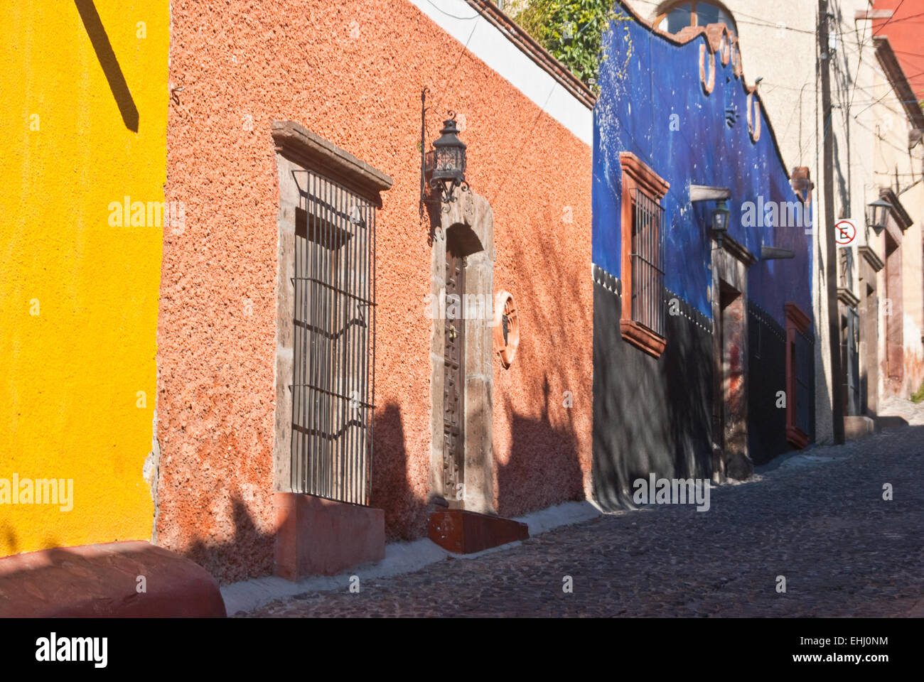 Maisons mexicaines colorées sur une pente raide cobblestone str Banque D'Images