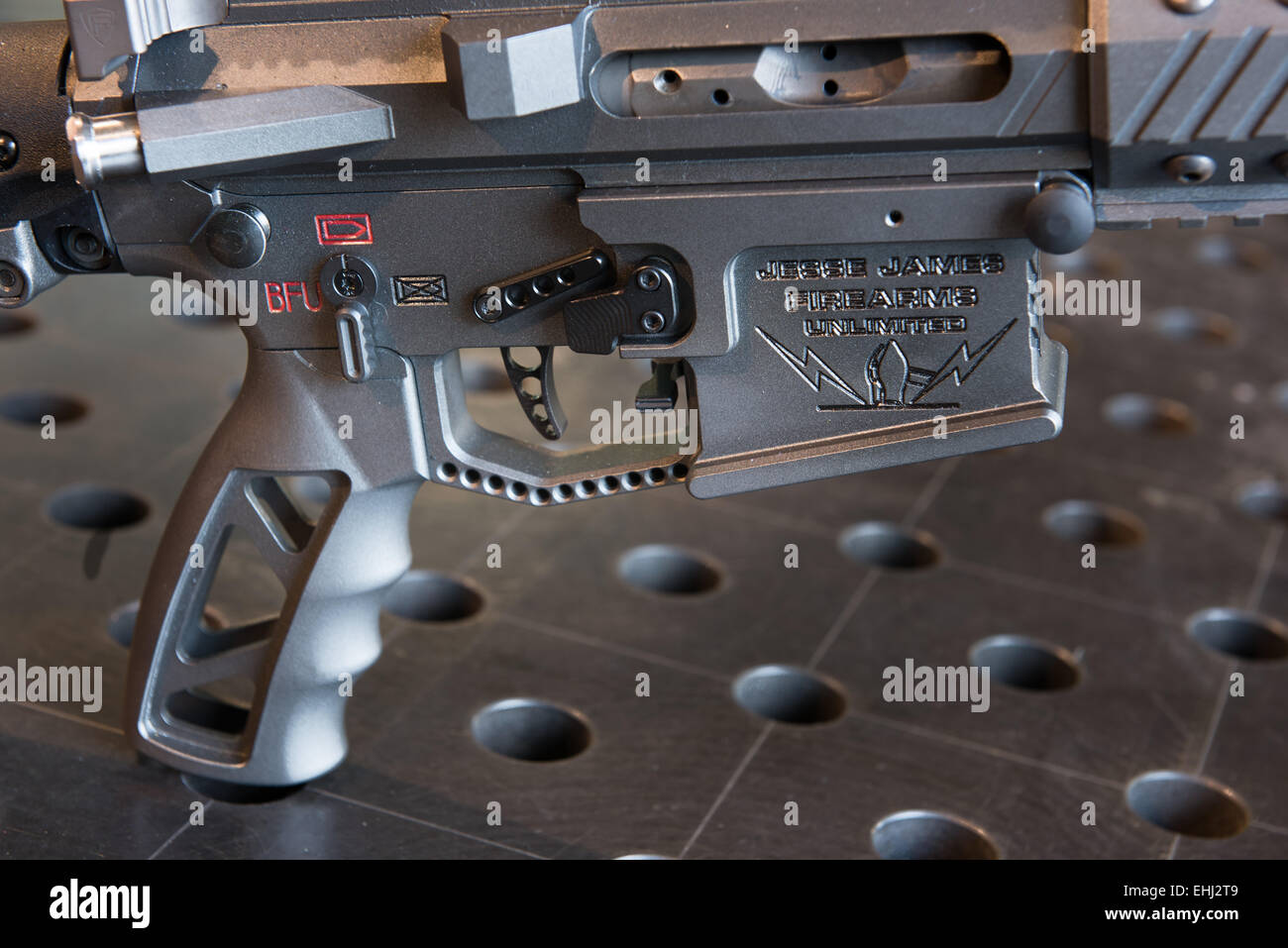 La poignée et la gâchette d'un fusil d'assaut fabriqué par Jesse James illimité d'armes à feu de Dripping Springs, Texas, USA. Banque D'Images