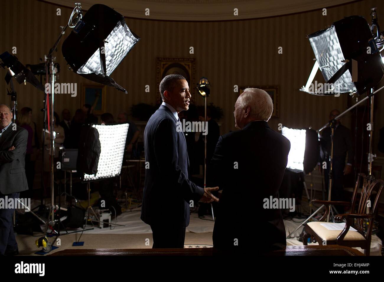 Le président américain Barack Obama parle avec Bob Schieffer après une interview de CBS font face à la Nation dans le bureau ovale de la Maison Blanche le 7 novembre 2014 à Washington, DC. Banque D'Images