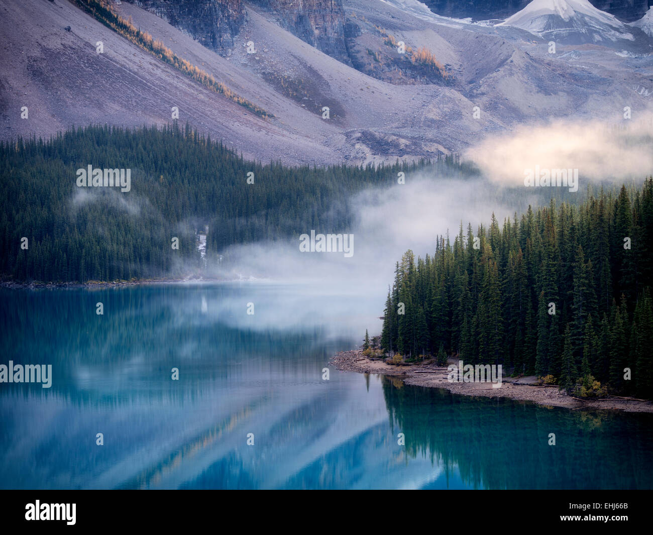 Le Lac Moraine avec brouillard. Le Parc National de Banff, Canada Banque D'Images