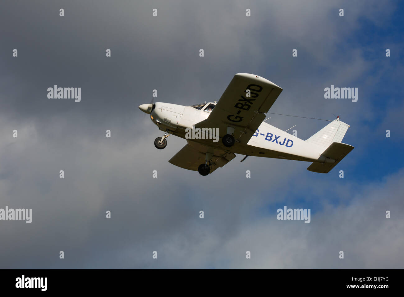 Piper PA-28-180 Cherokee G-BXJD en vol après le décollage de Breighton Airfield Banque D'Images