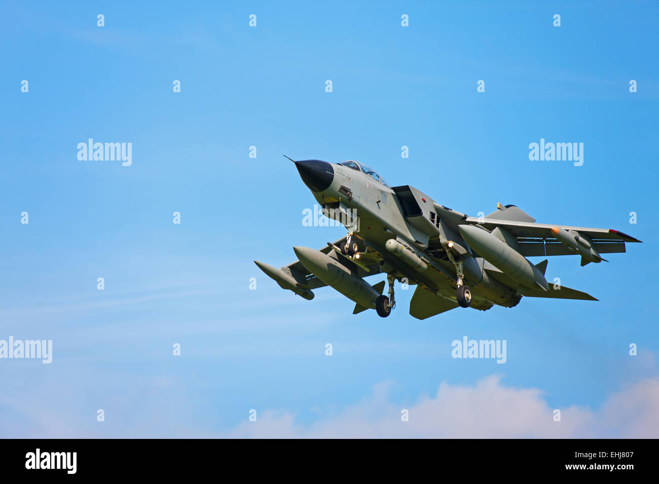 Panavia Tornado IDS 8312 Arabie Royal Air Force en approche finale d'atterrir à RAF Conningsby Banque D'Images