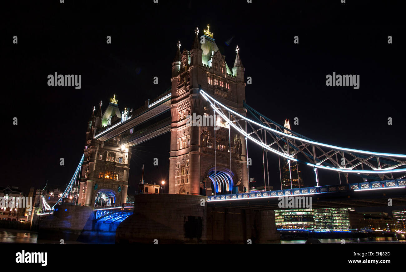 Londres, Royaume-Uni - 13 janvier 2015 : le Tower Bridge de Londres dans la soirée Banque D'Images