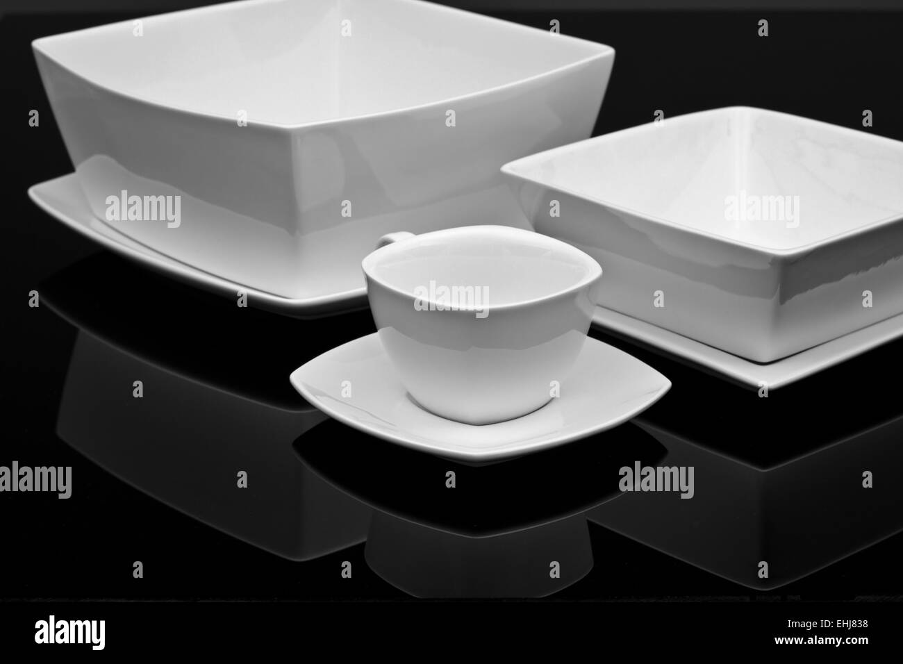 Vaisselle moderne blanche carrée, ronde et en forme de forme Banque D'Images