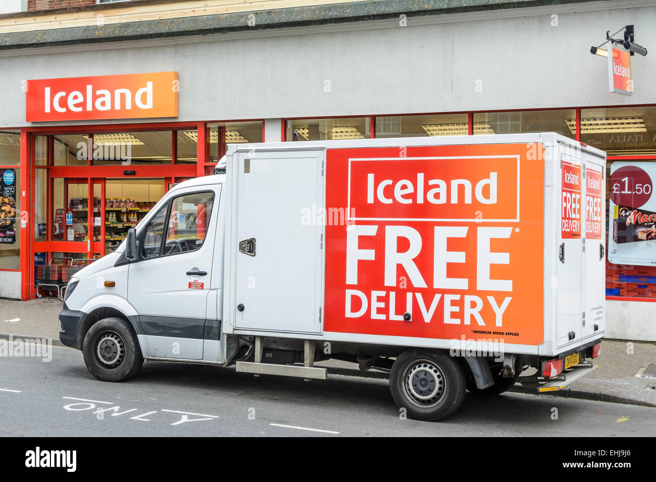 L'Islande delivery van stationné à l'extérieur d'un magasin d'alimentation de l'Islande à Littlehampton, West Sussex, Angleterre, Royaume-Uni. Banque D'Images