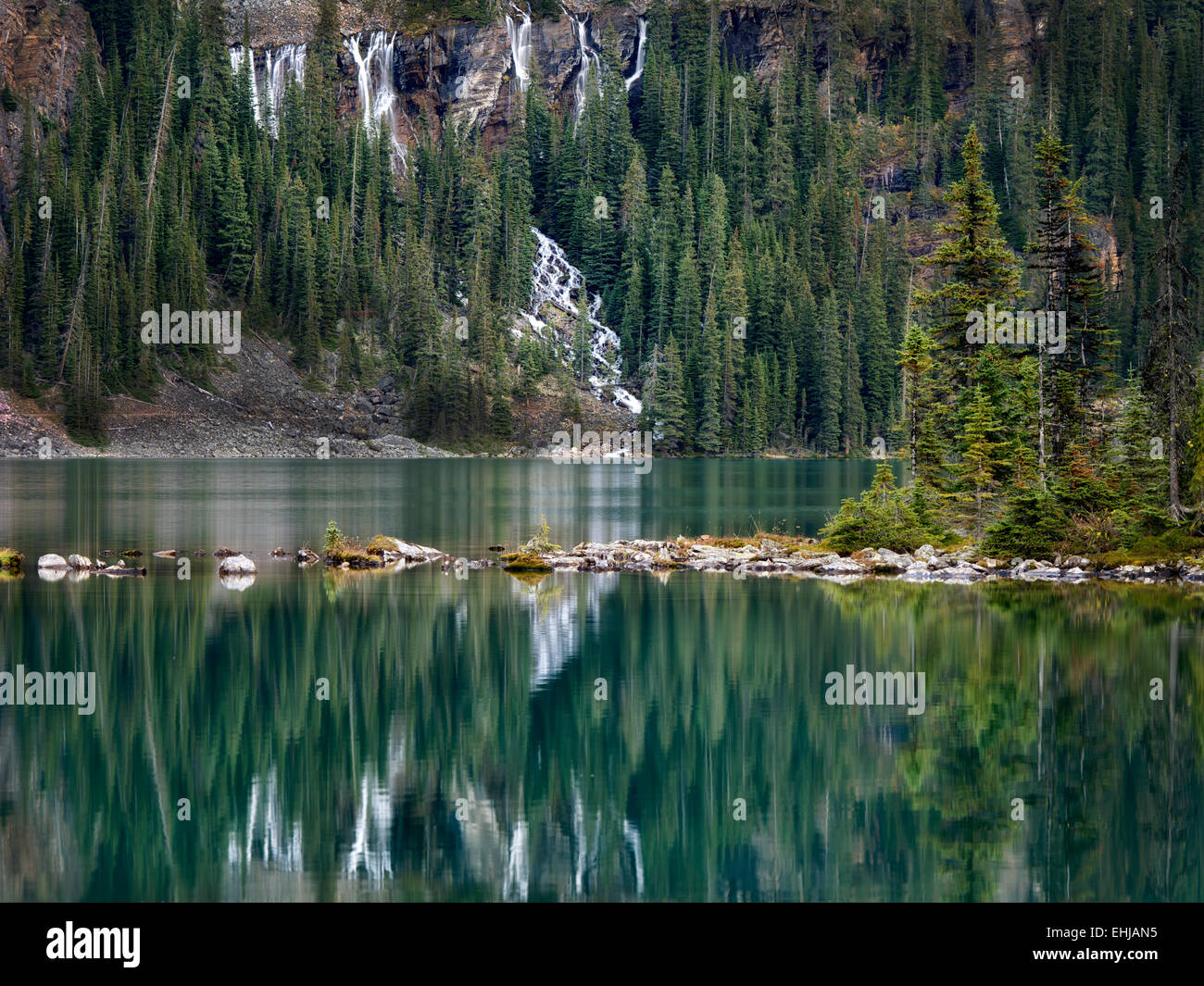 Sept Voiles Cascade et le lac O'Hara. Parc national Yoho, Plateau Opabin, British Columbia, Canada Banque D'Images