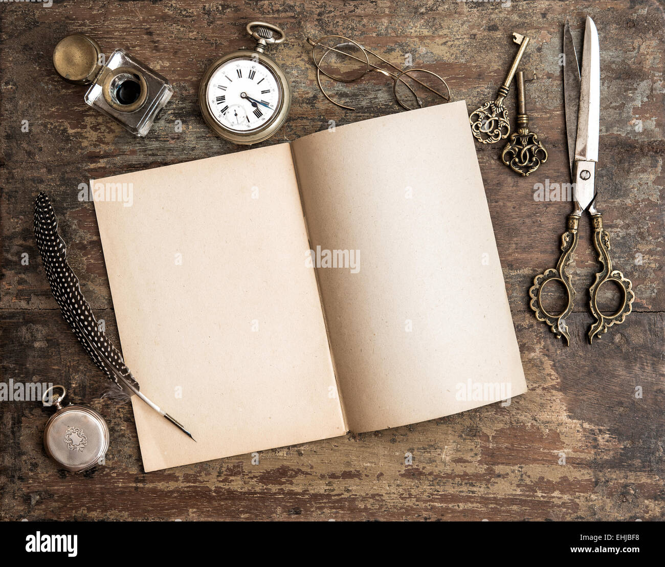 Livre journal ouvert et outils d'écriture antique sur fond de bois. Retro style tonique photo Banque D'Images
