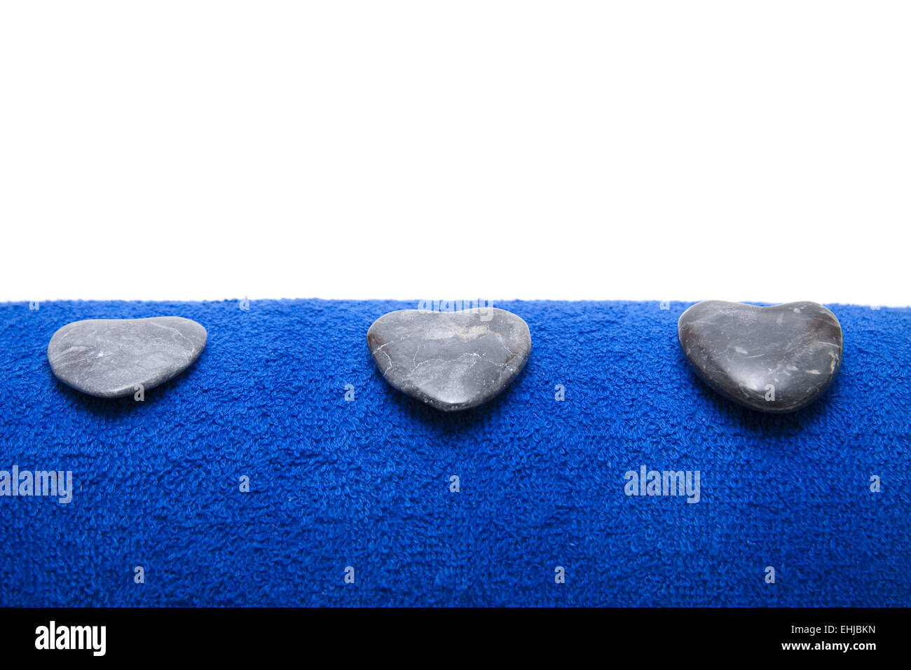 Coeur des pierres sur une serviette bleu Banque D'Images