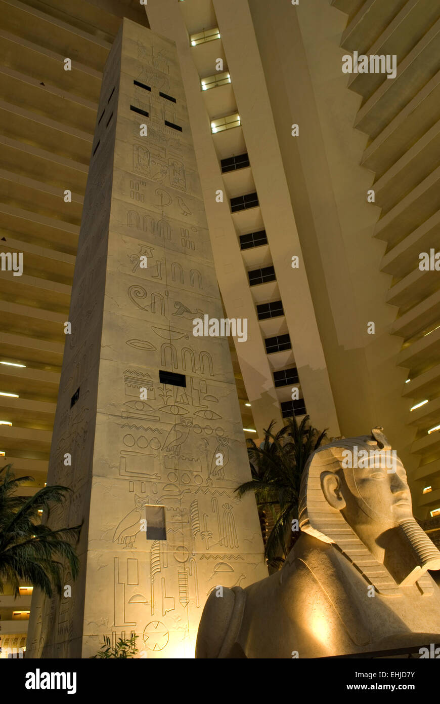 Luxor Hotel and Casino avec architecture pyramidale et statue de Sphinx à Las Vegas, Nevada, États-Unis. Banque D'Images