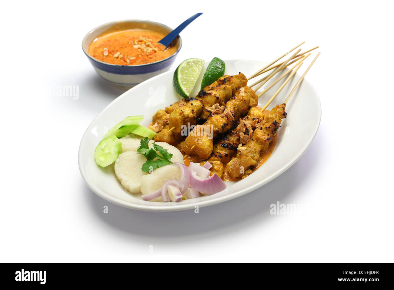 Satay de poulet, sauce aux arachides, brochette indonésienne traditionnelle isolé sur fond blanc Banque D'Images