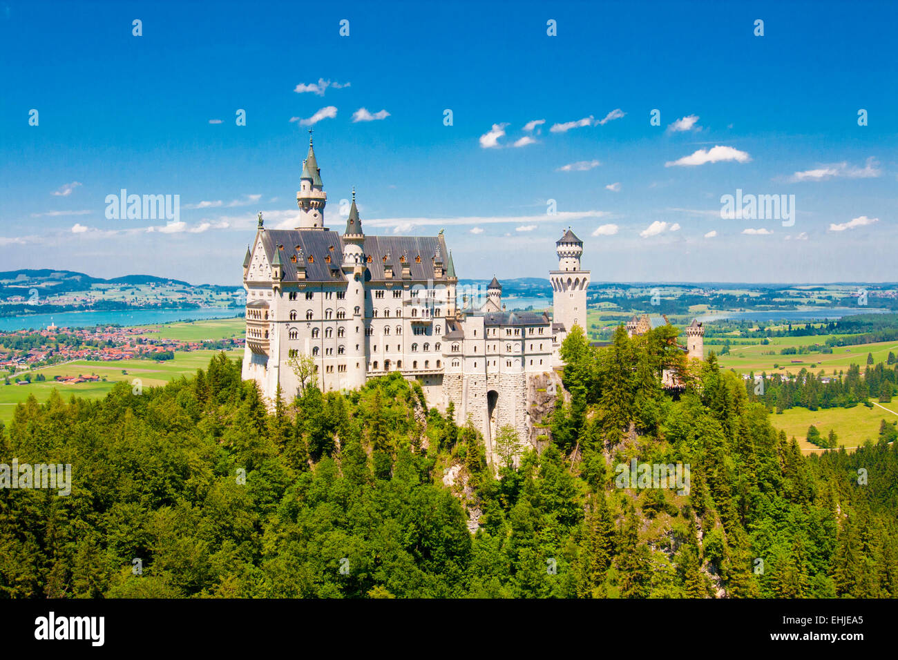 Le château de Neuschwanstein le château de contes de fées et le ciel bleu Banque D'Images