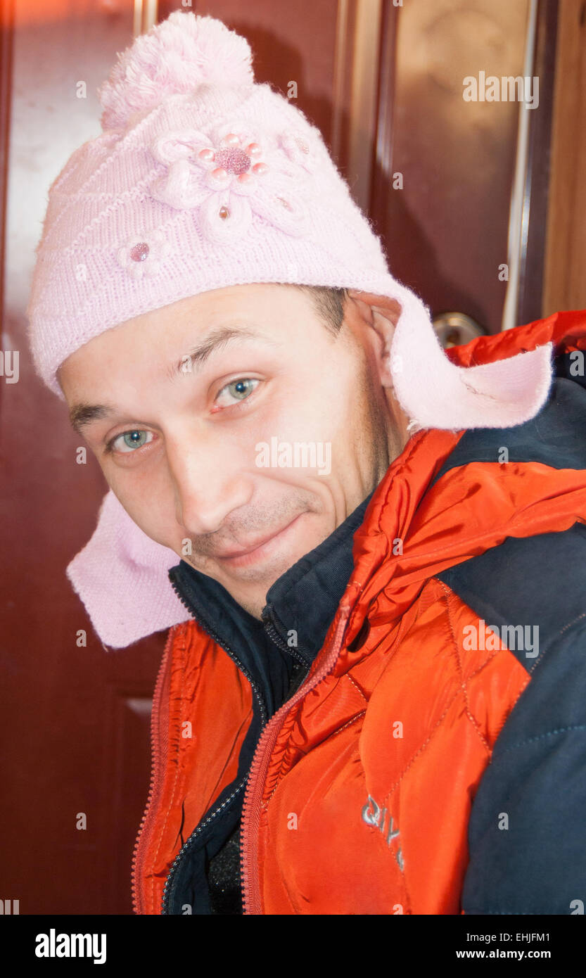 Un jeune homme dans un petit chapeau de childs Banque D'Images