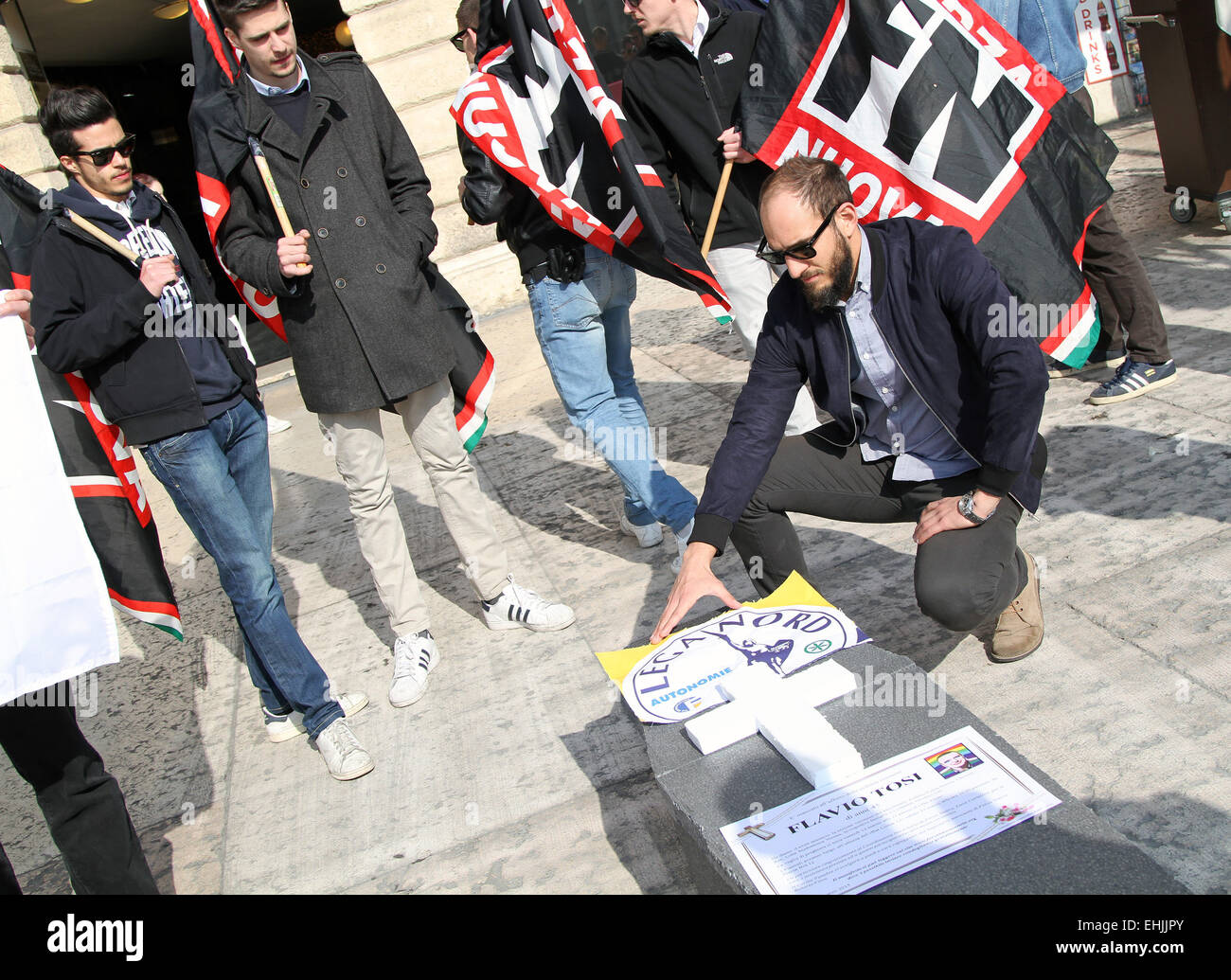 Vérone, Italie. 14Th Mar, 2015. Parti politique italien Forza Nuova montre une fausse cérémonie funèbre avec cercueil en carton sur le maire de Vérone, Flavio Tosi car secrétaire fédéral de la Lega Nord Matteo Salvini, a été éjecté de party le samedi 14 mars 2015. Credit : Andrea Spinelli/Alamy Live News Banque D'Images