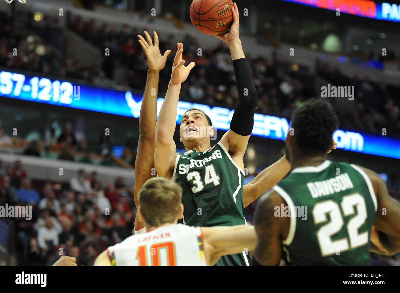 Chicago, Illinois, USA. 14Th Mar, 2015. Michigan State Spartans avant Gavin Schilling (34) va jusqu'à un coup de feu dans le premier semestre 2015 au cours du grand tournoi de basket-ball de dix hommes match entre les Maryland Terrapins et la Michigan State Spartans au United Center de Chicago, IL. Patrick Gorski/CSM/Alamy Live News Banque D'Images