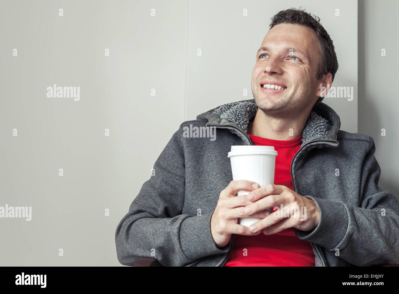 Portrait of young woman sitting in cafe tasse de café avec le papier Banque D'Images