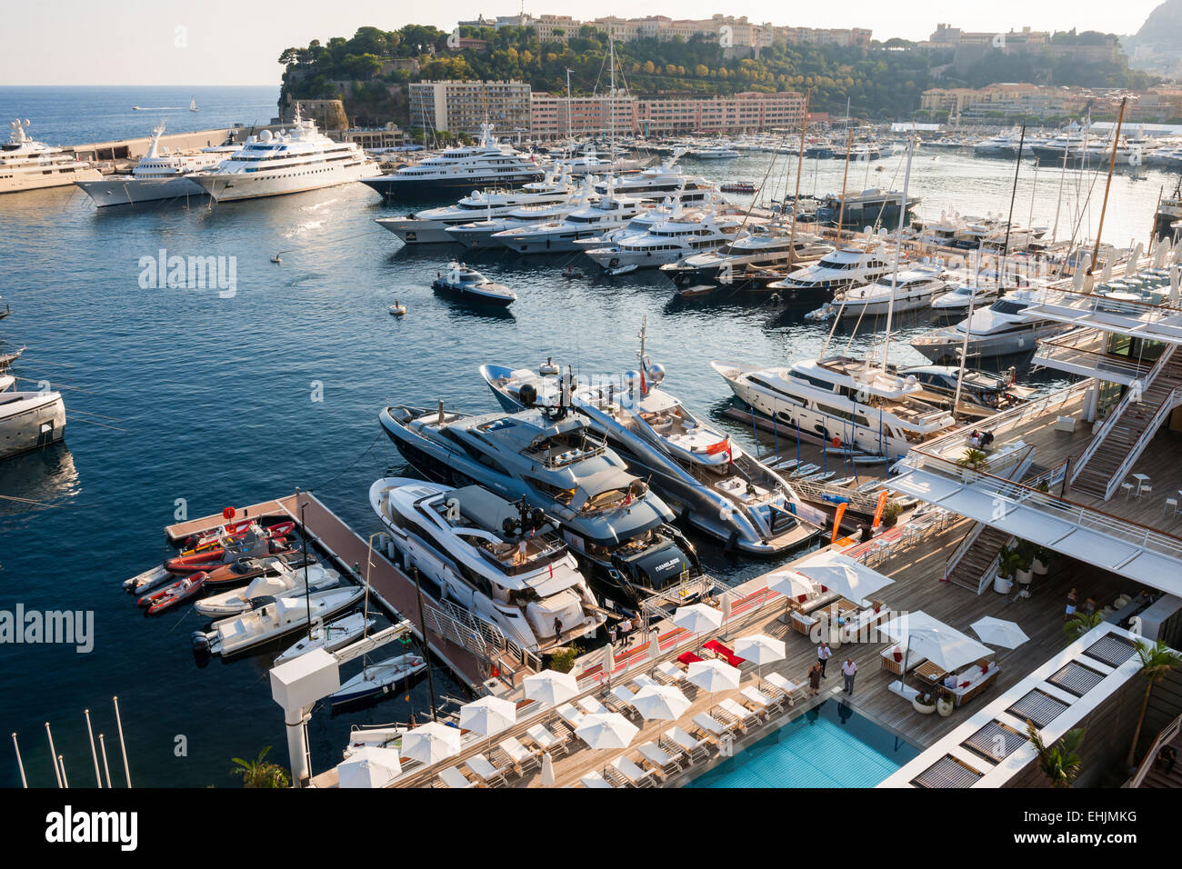 MONTE CARLO, MONACO - Octobre 3, 2014 : Le Port Hercule à Monaco yachts de luxe avec vue de la mer jardins près de casino. Banque D'Images