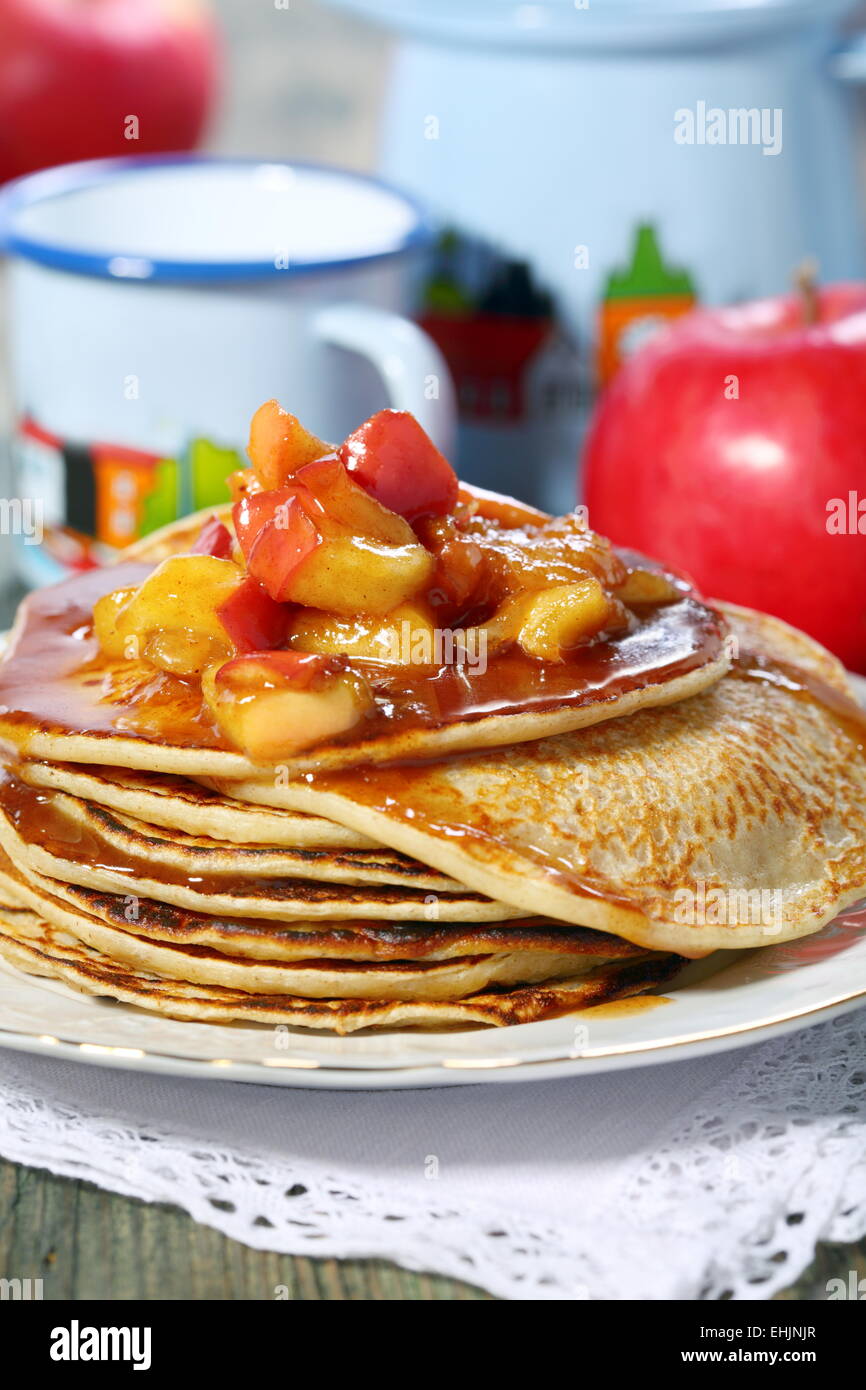 Crêpes de seigle avec des pommes. Banque D'Images