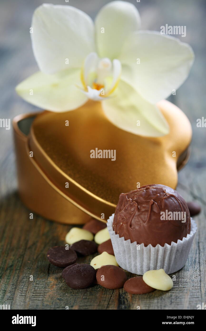 Des bonbons, chocolat et fleur. Banque D'Images