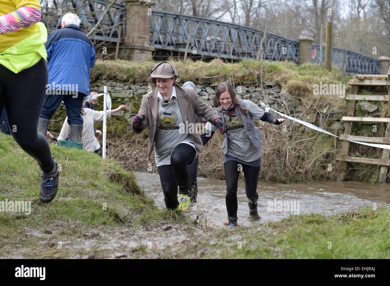 14.mars.2015. Rivière Tweed, Innerleithen, UK. Le puissant événement 5km Deerstalker concurrents attaquer le premier défi de l'eau juste un court terme du début à Traquair House. L'avant du 5km (ish) des obstacles de cross-country. (Photo : Rob Gray ) Banque D'Images