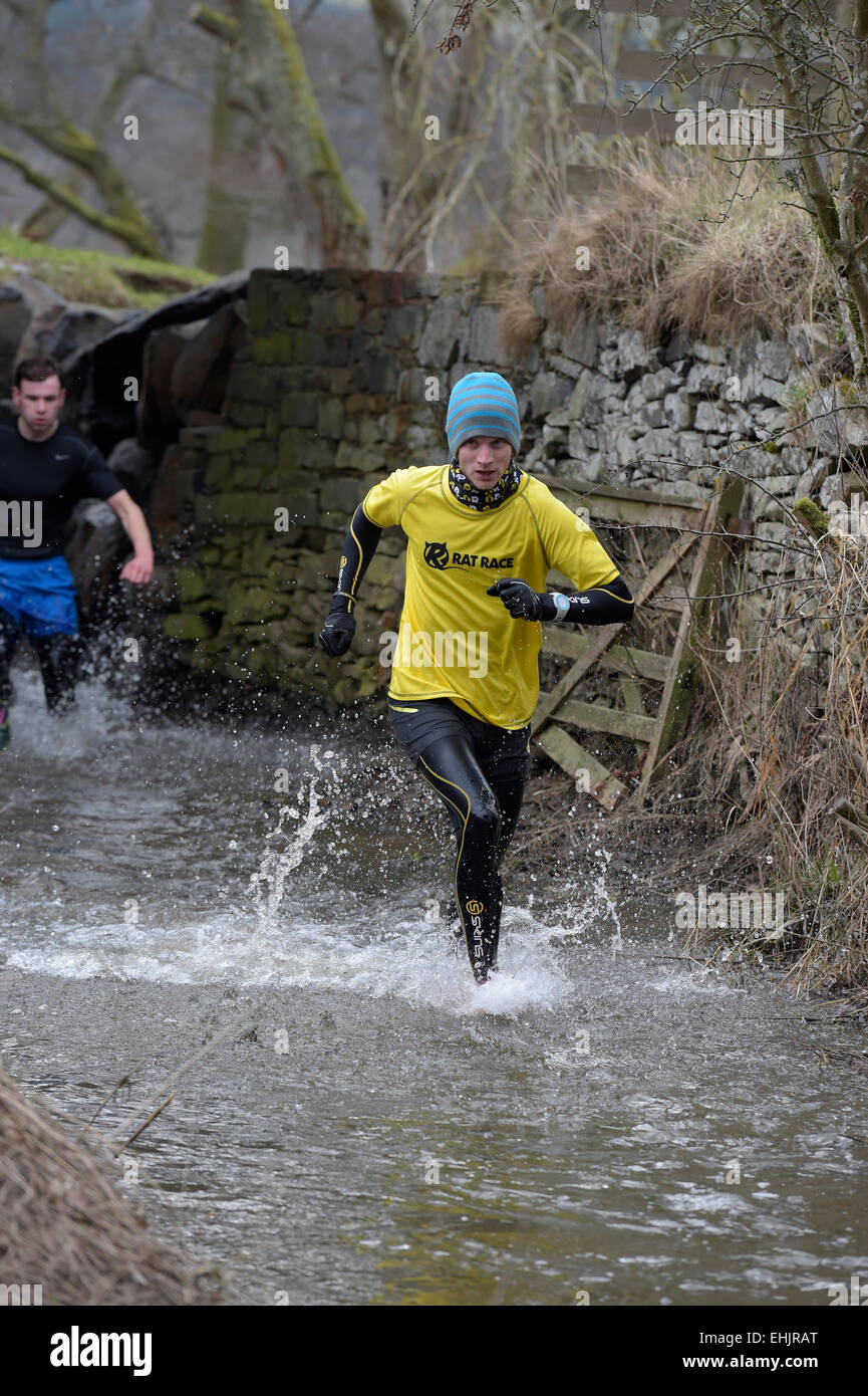 14.mars.2015. Rivière Tweed, Innerleithen, UK. Le puissant événement 5km Deerstalker concurrents attaquer le premier défi de l'eau juste un court terme du début à Traquair House. L'avant du 5km (ish) des obstacles de cross-country. (Photo : Rob Gray ) Banque D'Images