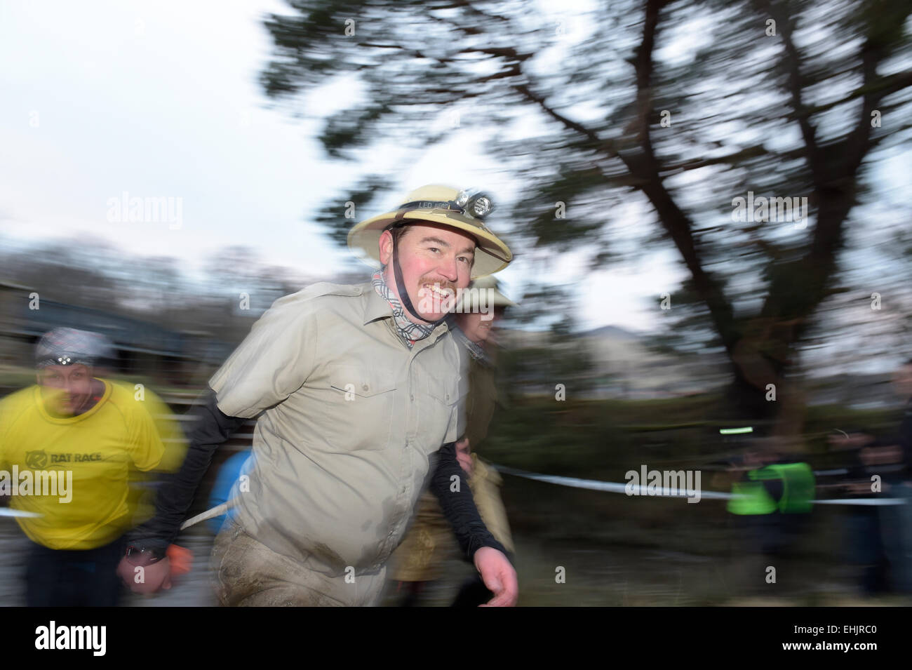 14.mars.2015. Rivière Tweed, Innerleithen, UK. Le puissant Deerstalker 10 K cas un flash image floue , vitesse d'obturation lente de concurrents sur les cours pendant les 10km de cause (Photo : Rob Gray ) Banque D'Images