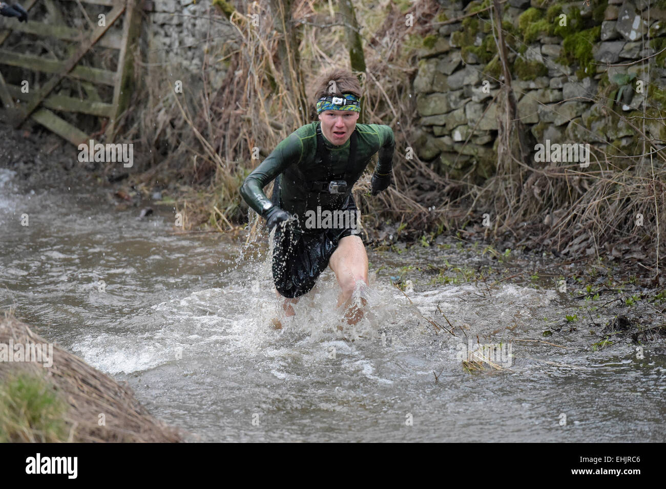 14.mars.2015. Rivière Tweed, Innerleithen, UK. Le puissant Deerstalker 10 K Event Making a splash, un des concurrents, attaque le premier obstacle, une courte river run environ 1km dans la course, le chaume et finit plus humide que prévu. (Photo : Rob Gray ) Banque D'Images