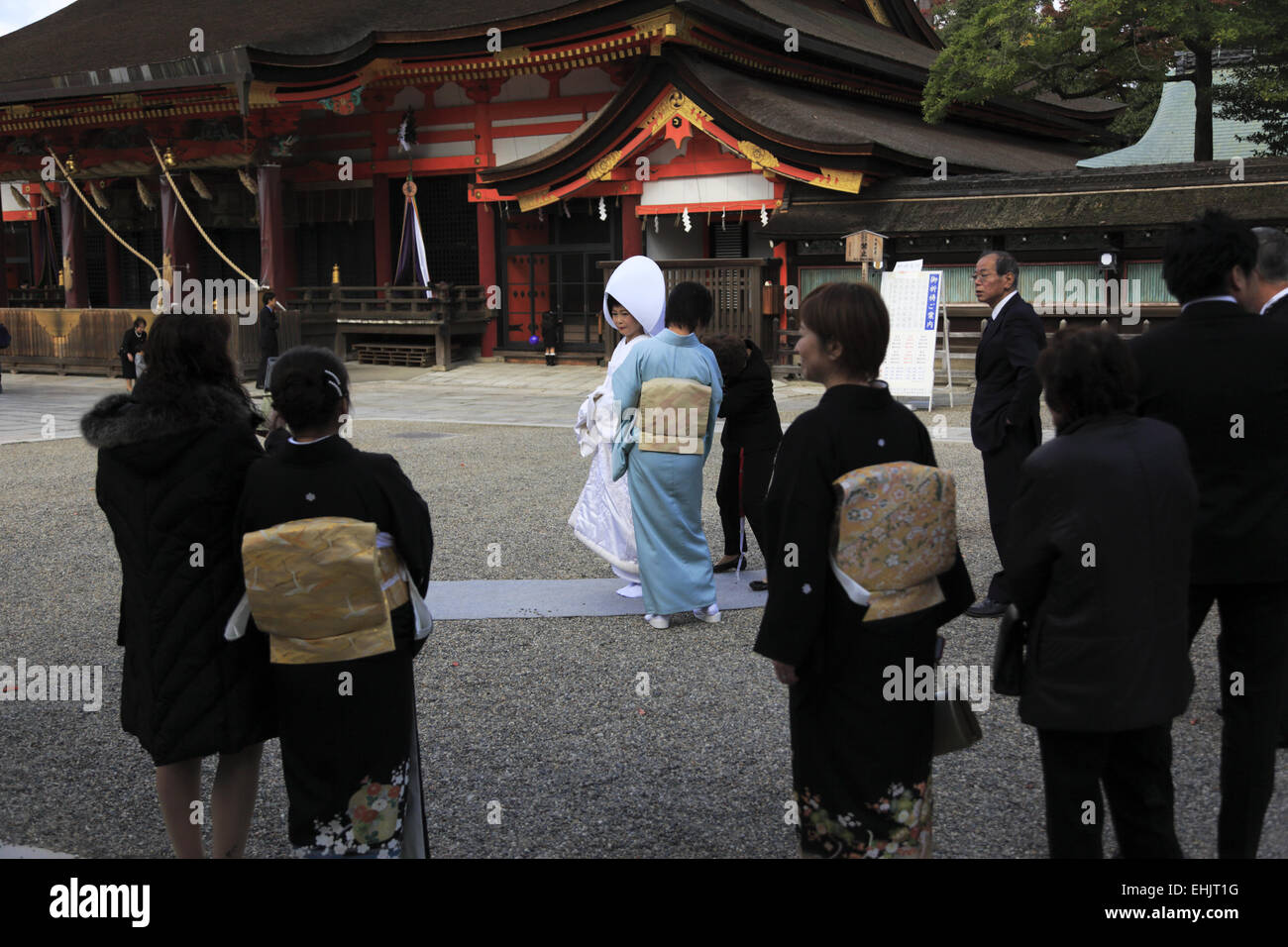 Une épouse japonaise en Kimono de mariage traditionnelles au cours d'une cérémonie de mariage shinto dans Yasaka-Jinjia culte, Kyoto au Japon Banque D'Images
