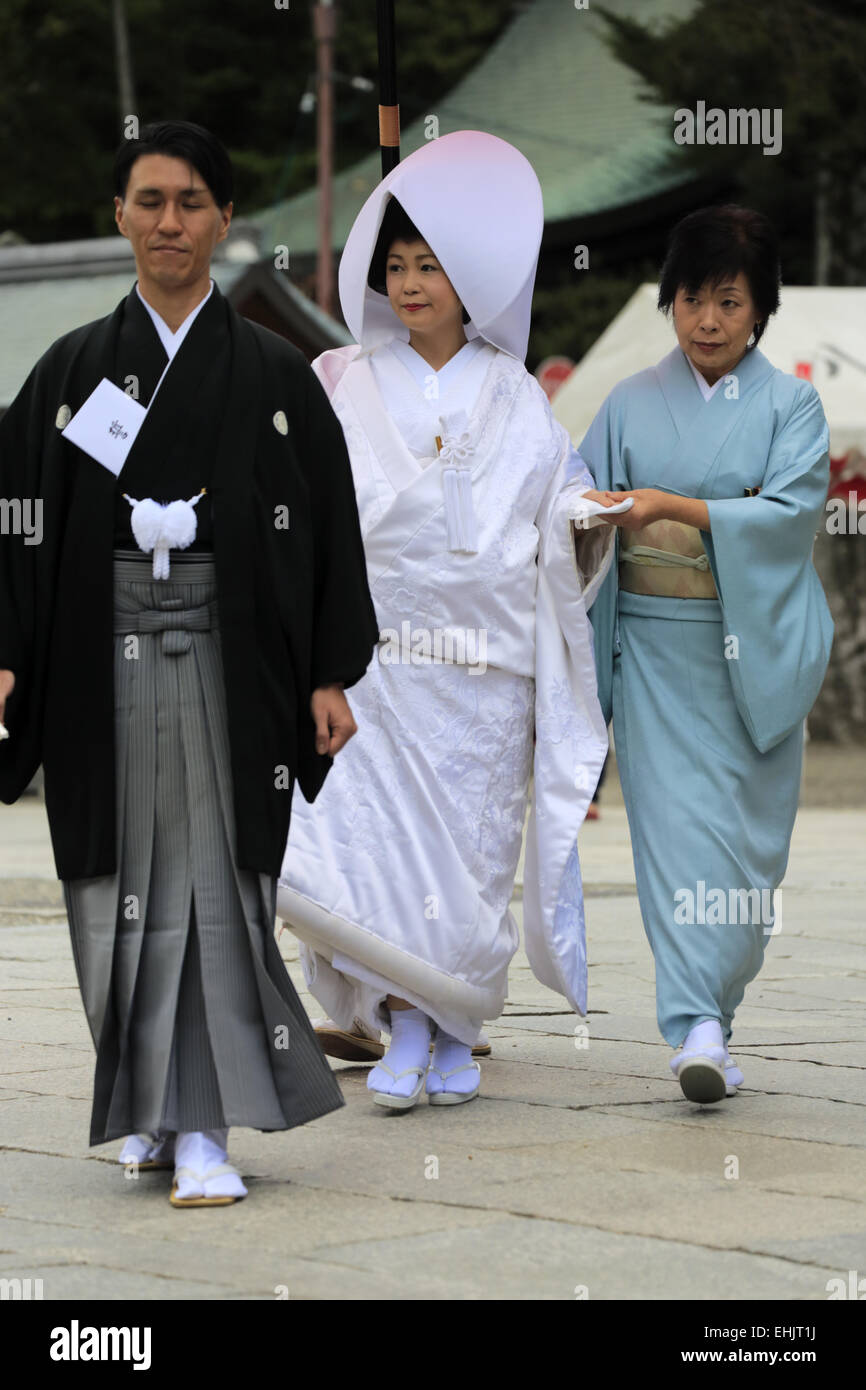 Un couple japonais en Kimono de mariage traditionnelles au cours d'une cérémonie de mariage shinto dans Yasaka-Jinjia culte, Kyoto. Le Japon Banque D'Images