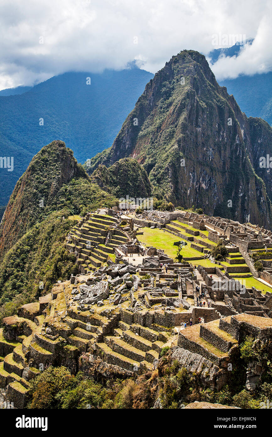 Construit comme un palais d'été pour le Royal Inca Pachacuti, Machu Picchu est aujourd'hui une attraction touristique majeure. Banque D'Images