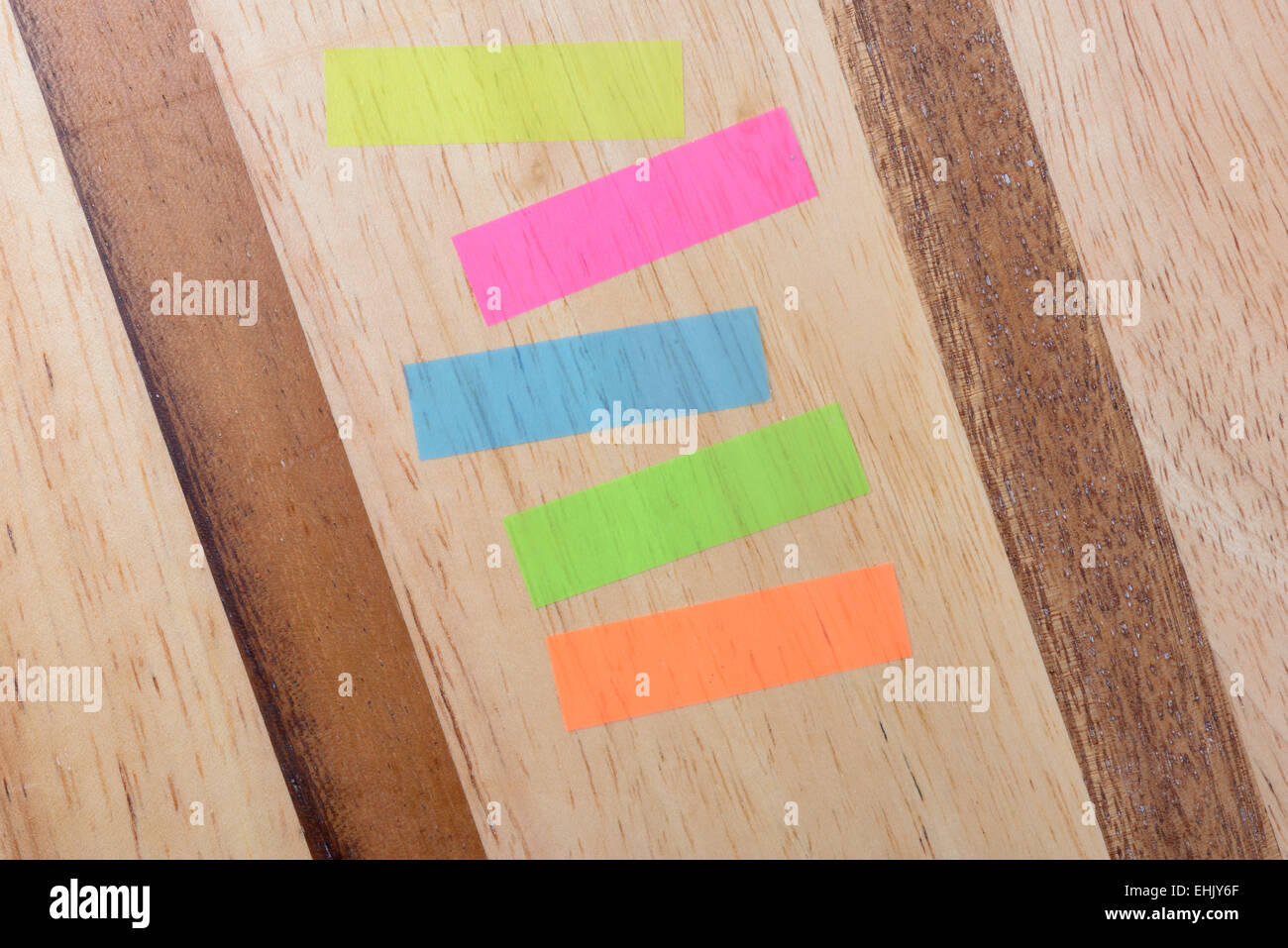 Note cinq couleurs mix sur fond bois diagonal Banque D'Images