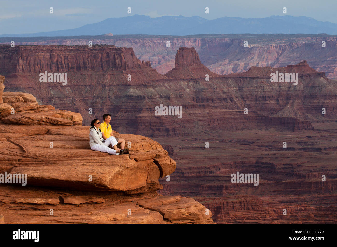 Couple regardant le coucher du soleil à Dead Horse Point State Park, Utah Banque D'Images