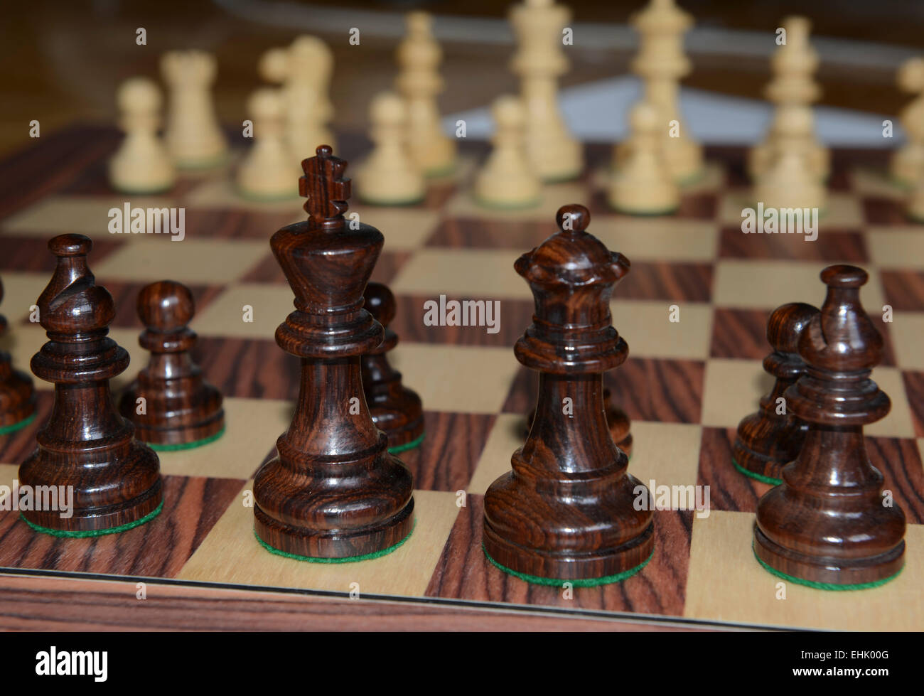 Pièces des échecs en bois à bord Banque D'Images