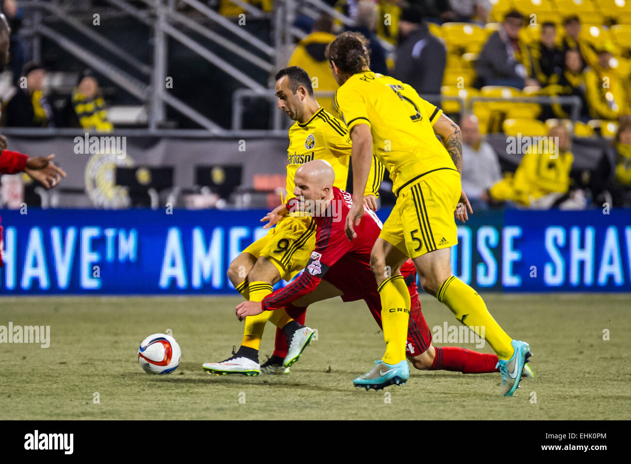 Columbus Crew SC Avant Justin Meram (9) et Columbus Crew SC defender Emanuel Pogatetz (5) dispose le milieu de terrain du FC de Toronto Michael Bradley (4) pendant le match entre Toronto FC et Columbus Crew Stadium, MAPFRE à SC à Columbus OH. le 14 mars 2015. Photo : Dorn Byg/CSM Banque D'Images