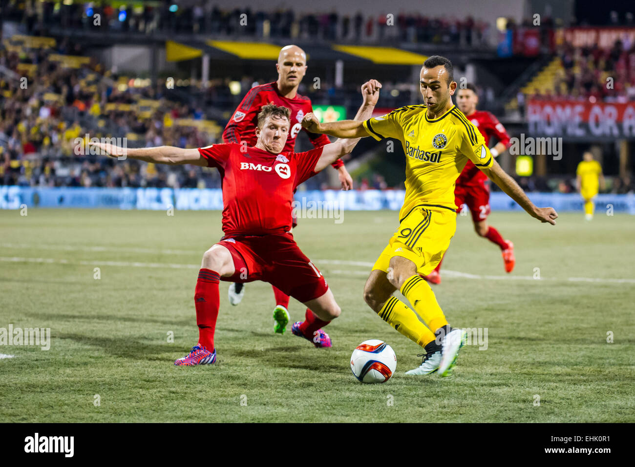 Columbus Crew SC Avant Justin Meram (9) tente de prendre une photo avec le Toronto FC defender Steven Caldwell (13) qui le bloque pendant le match entre Toronto FC et Columbus Crew Stadium, MAPFRE à SC à Columbus OH. le 14 mars 2015. Photo : Dorn Byg/CSM Banque D'Images