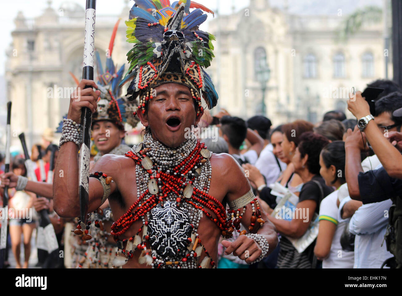 Lima, Pérou. 14Th Mar, 2015. Un danseur péruvien effectue pendant la Parade de la "Cultures du Monde" dans le cadre de la 8ème Rencontre Internationale de Folklore 'My Pérou 2015", dans la ville de Lima, capitale du Pérou, le 14 mars 2015. Crédit : Luis Camacho/Xinhua/Alamy Live News Banque D'Images