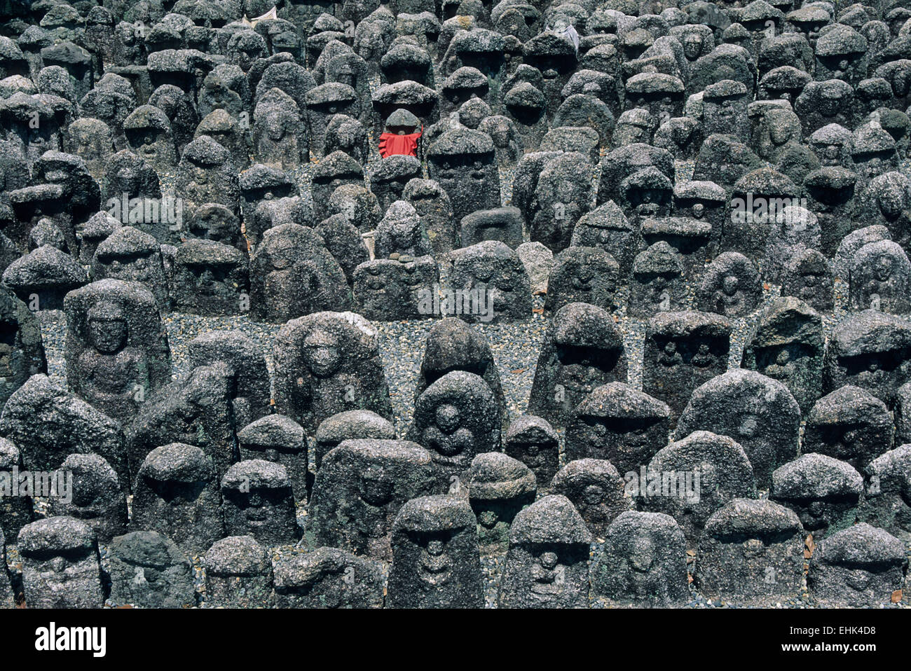 Une grande collection d'images de pierre semble être amplifié par un individu pierre ornée d'un tissu rouge. Banque D'Images