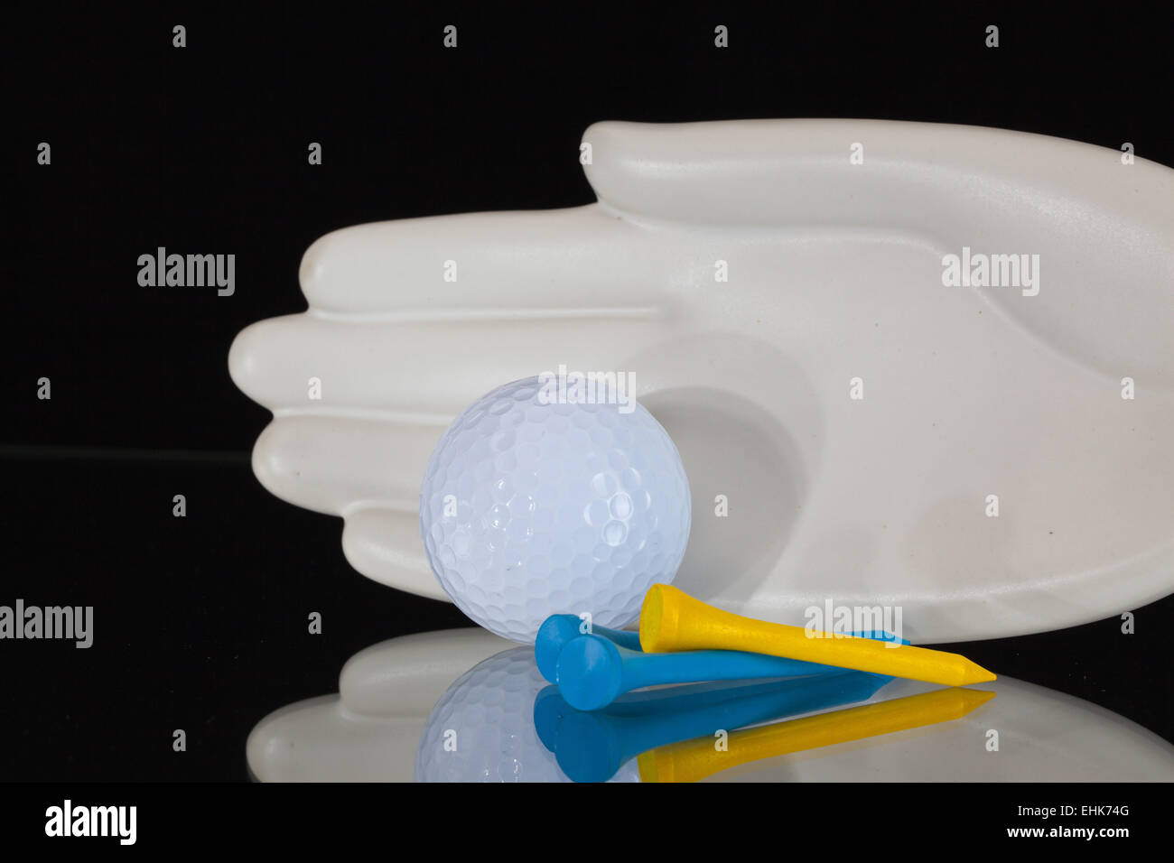 La céramique et les équipements de golf sur la plaque de verre Banque D'Images